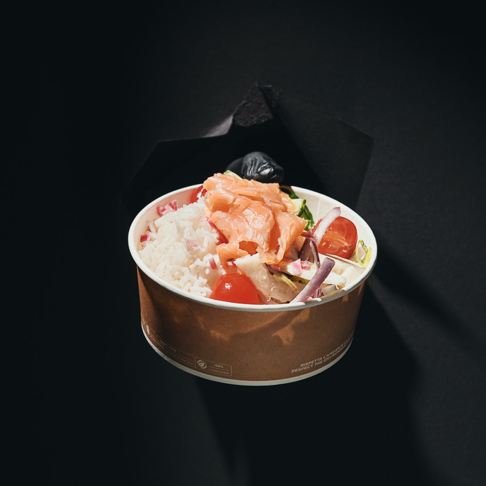 Bowl mit Räucherlachs, Reis, Kirschtomaten und roten Zwiebeln