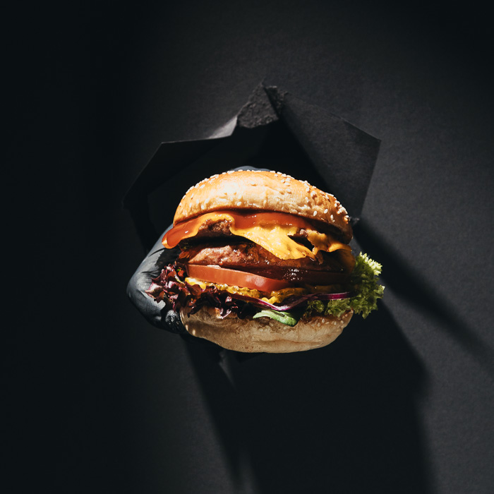 Smoky Beef Burger mit Rindfleisch-Patty, geschmolzenem Käse, Tomate und Salat
