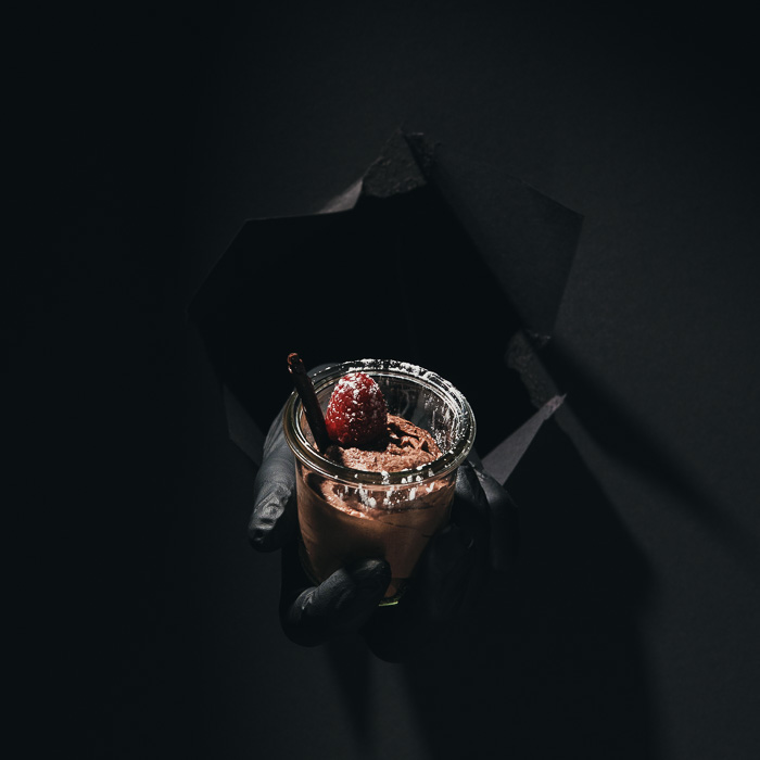Schokoladenmousse im Glas mit Himbeere und Vanilleschote
