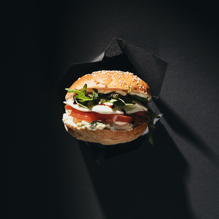 Tomate-Mozzarella-Burger mit Rucola