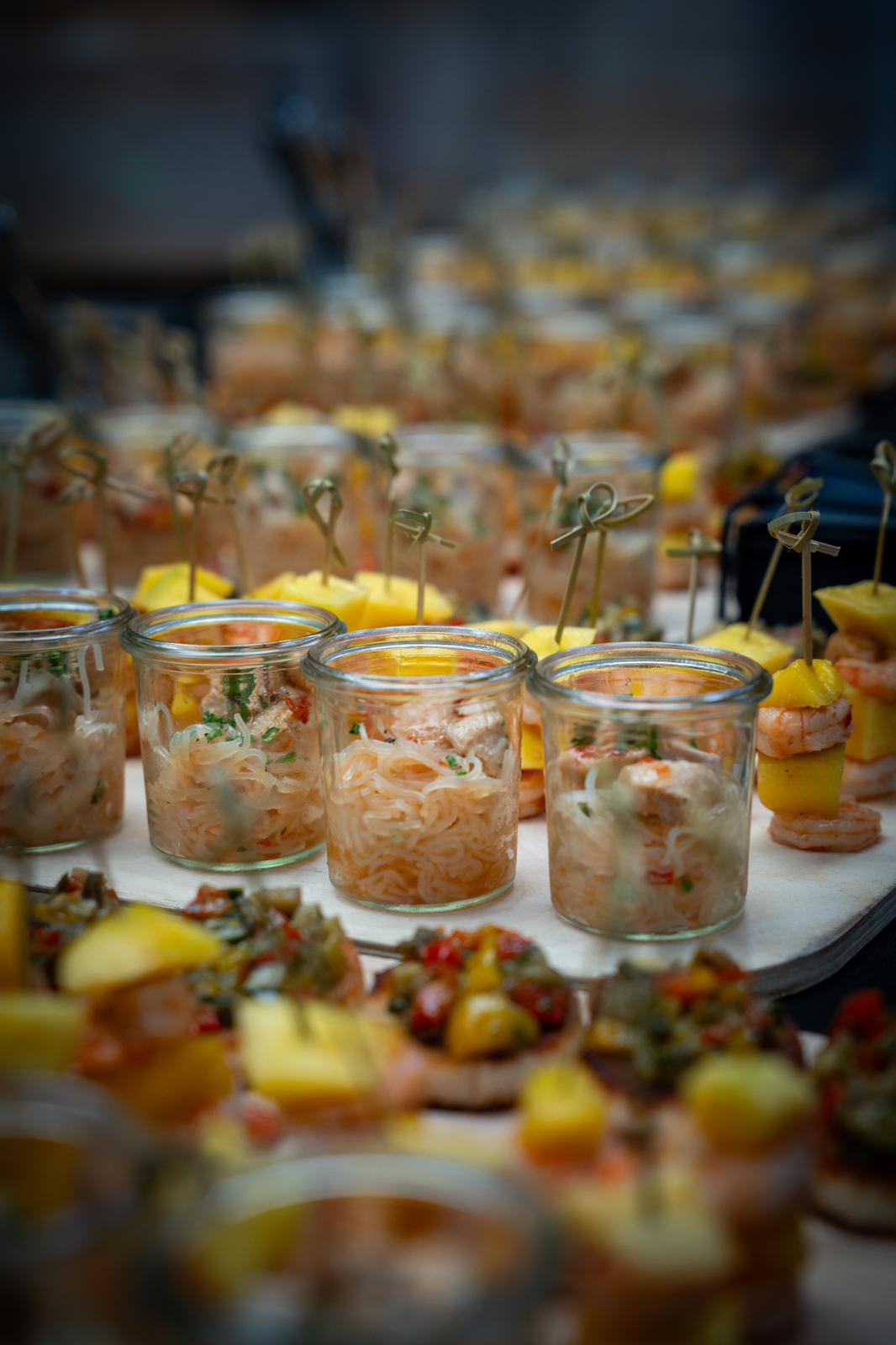 Fingerfood in kleinen Einmachgläsern und Häppchen am Spieß