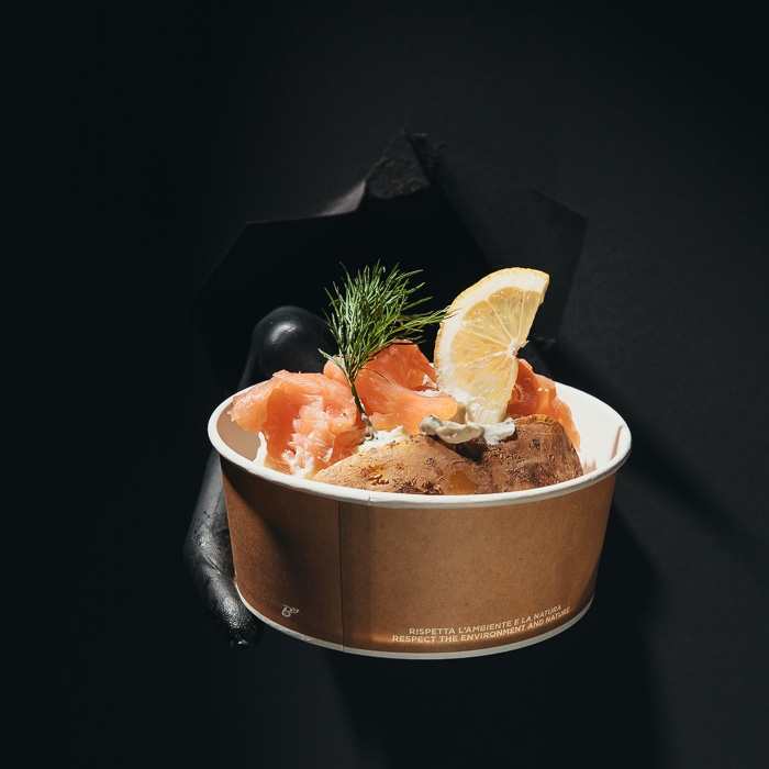 Ofenkartoffel mit Räucherlachs, Dill und Zitrone im Pappbecher