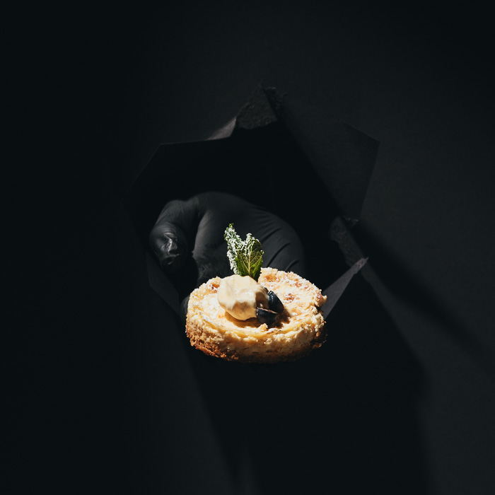 Lemon Cheesecake mit Sahnehaube, Blaubeere und Minze