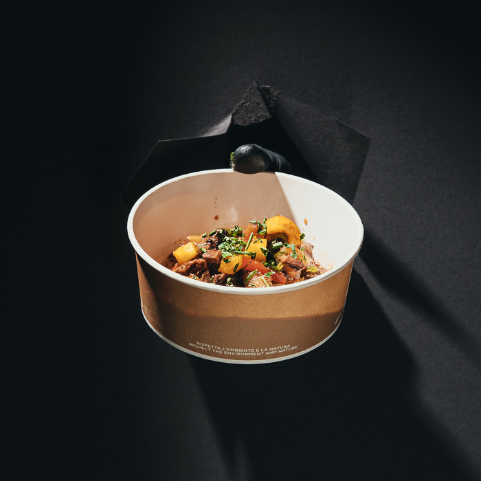 Gulaschsuppe mit Rindfleisch und Paprika im Pappbecher