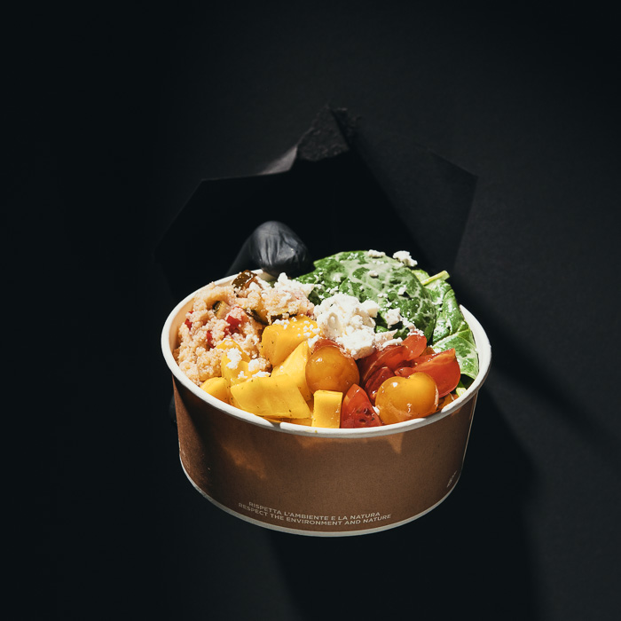 Bowl mit Ziegenkäse, Mango, Kirschtomaten, Spinat und Couscous