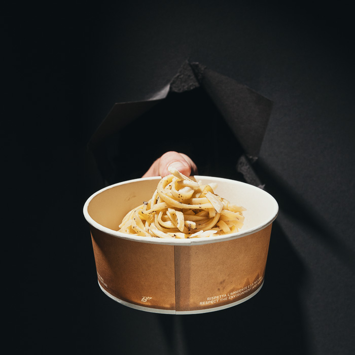 Pasta aus dem Parmesanlaib im Pappbecher