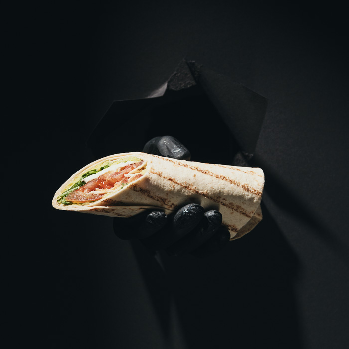 Gegrillter Veggie-Wrap mit Tomate, Gurke und Salat