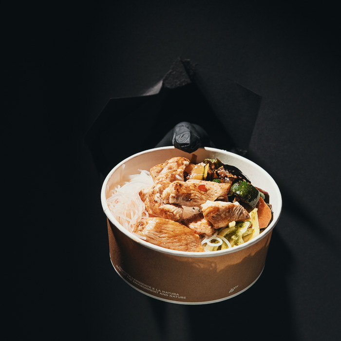Asia-Bowl mit Glasnudeln, gebratenem Hähnchen und Gemüse