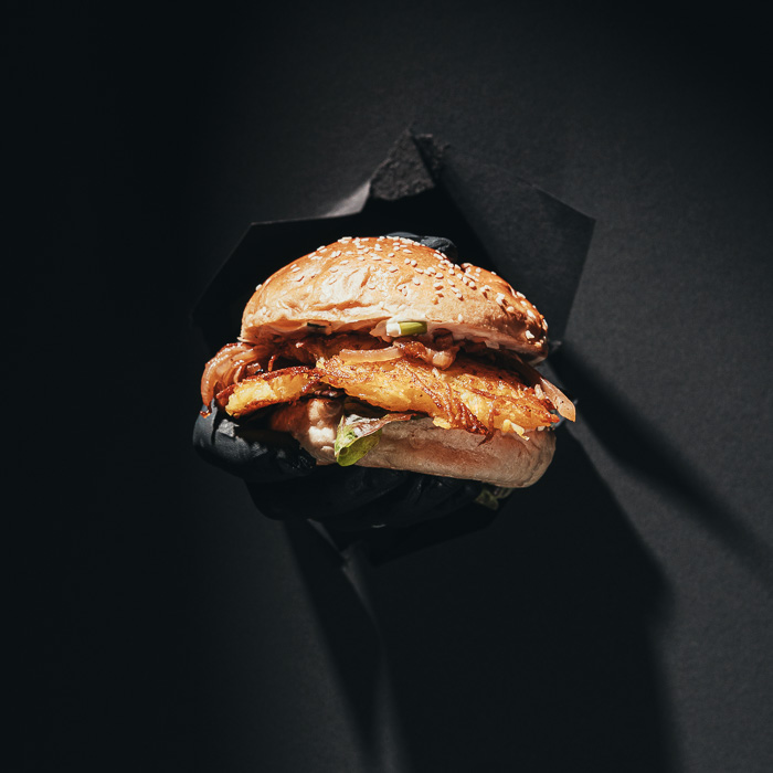 Burger mit knuspriger Rösti und Röstzwiebeln