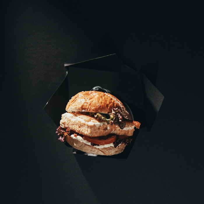 Feta Burger mit gegrilltem Feta, Tomate und Salat