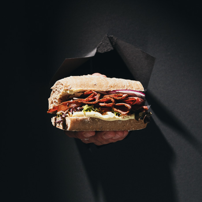 Pastramisandwich im Ciabatta mit Pastrami, roten Zwiebeln und heller Soße